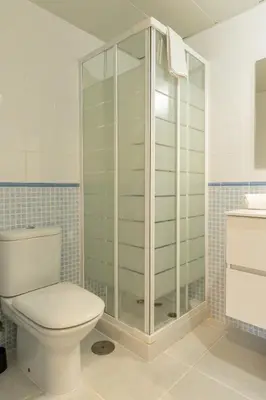 Un baño de Relax, Terrace & Pool - 5 Min Walk to the Beach