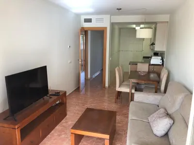 Una televisión o centro de entretenimiento en Bajo con Jardín junto al mar de vera playa