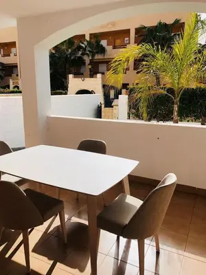 Un restaurante o sitio para comer en Bajo con Jardín junto al mar de vera playa