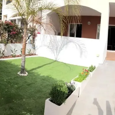 Bajo con Jardín junto al mar de vera playa