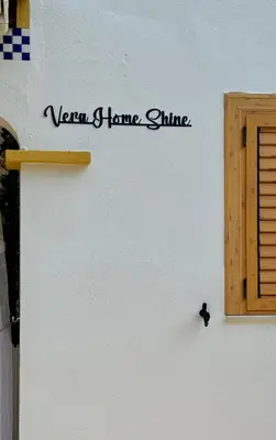 Certificado, premio, señal o documento que está expuesto en vera home shine