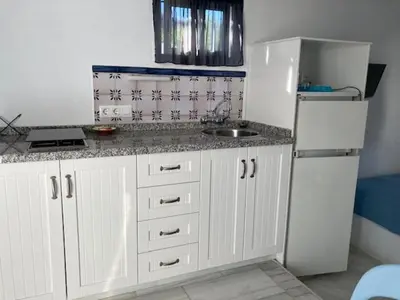 Una cocina o zona de cocina en estudio s