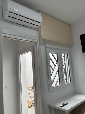 Una televisión o centro de entretenimiento en El rincón de Rodri