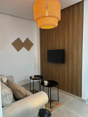 Una televisión o centro de entretenimiento en El rincón de Rodri