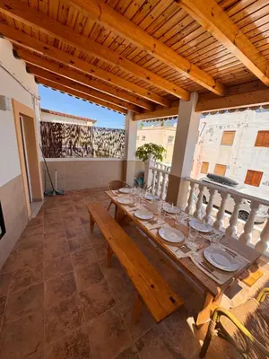 Un balcón o terraza de Casa de playa mediterránea, a metros de la playa