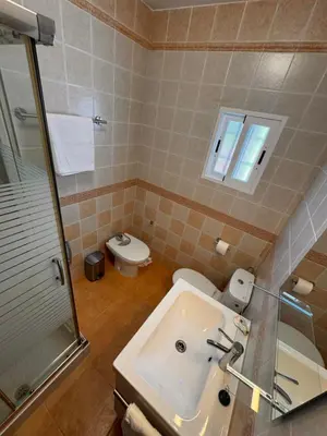Un baño de Casa de playa mediterránea, a metros de la playa