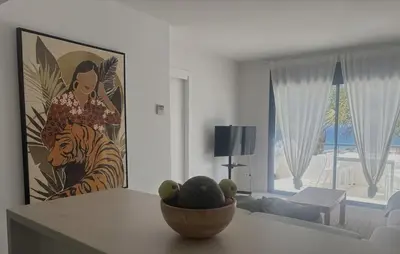 Una televisión o centro de entretenimiento en Resort Macenas # Sea Views # 2BR # WIFI # Family