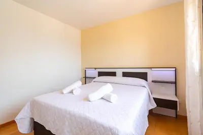Cama o camas de una habitación en Playa Delicias junto a la Estación con Parking - By Aloja Palma