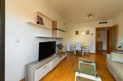 Una televisión o centro de entretenimiento en Playa Delicias junto a la Estación con Parking - By Aloja Palma