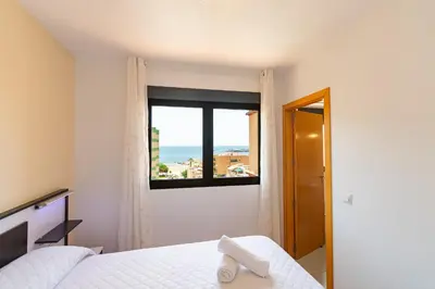 Cama o camas de una habitación en Playa Delicias junto a la Estación con Parking - By Aloja Palma