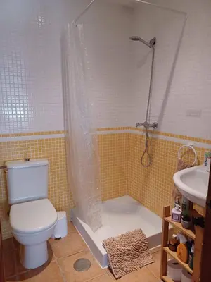 Un baño de Beautiful ground floor with private garden and spa