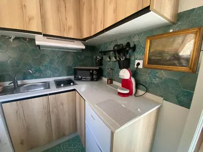 Una cocina o zona de cocina en indalodom