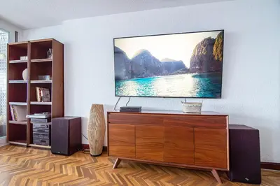Una televisión o centro de entretenimiento en El Barco