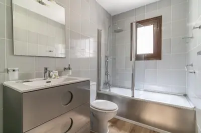 Un baño de Vera Coast Fantástico Bajo con Jardin y Piscina