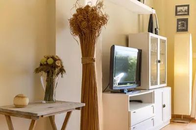 Una televisión o centro de entretenimiento en Brisa del Valle Casa con Jardín Piscina Parking