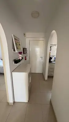 Una televisión o centro de entretenimiento en El Romeral