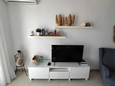Una televisión o centro de entretenimiento en El Romeral
