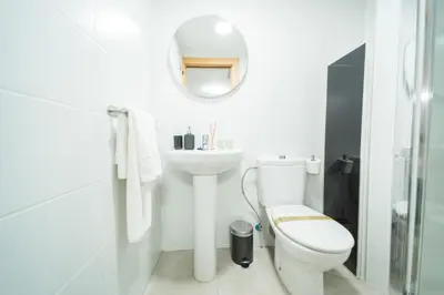Un baño de Apartamentos San Francisco con Terraza privada by Expoholidays