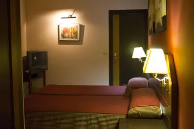 Una televisión o centro de entretenimiento en Hotel la Parrilla