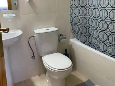 Un baño de Inviting holiday home with pool