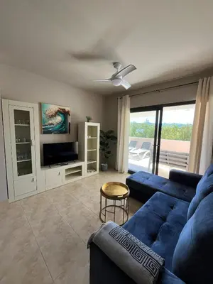Una televisión o centro de entretenimiento en Apartamento Lujo A7 Golf Resort, Valle del Este