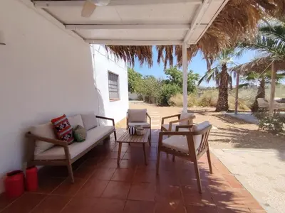 Zona de estar de La casita del desierto, cortijo para 7 personas con piscina privada