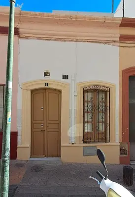 Edificio en el que se encuentra la habitación en casa particular