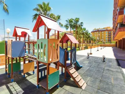 Zona de juegos infantil en Apartment in Roquetas near the beach