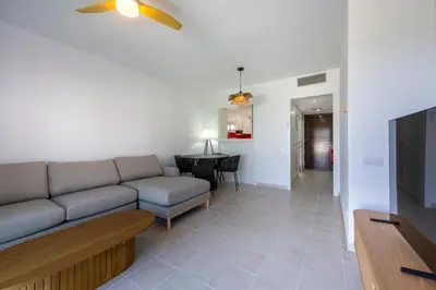 Una televisión o centro de entretenimiento en Resort Macenas #SeaViewApartment #TerraceAndSunbeds #2BR