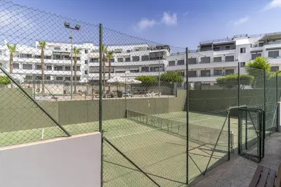 Instalaciones para jugar a tenis o squash en Garrucha Playa Piscina Wifi Parking Gratis o alrededores