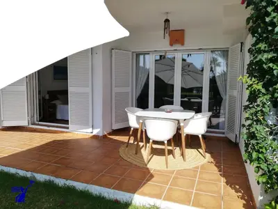 Un balcón o terraza de Ground floor apt with terrace in front of the pool