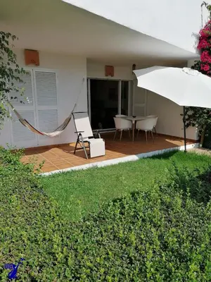 Jardín al aire libre en Ground floor apt with terrace in front of the pool