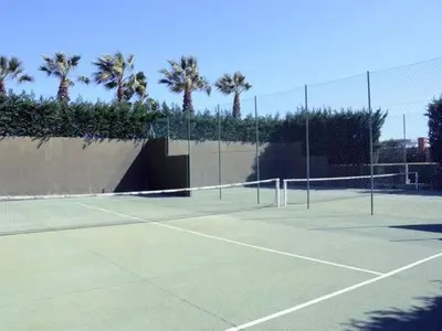 Instalaciones para jugar a tenis o squash en Vera Playa, apartamento exclusivo frente a la playa o alrededores
