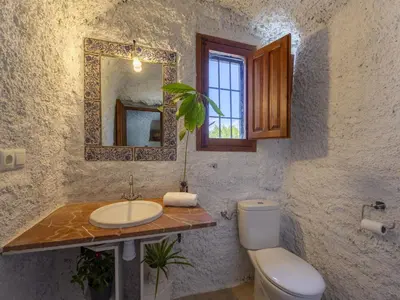 Un baño de Holiday Home Cueva Mariana Pineda by Interhome