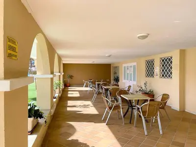 Un restaurante o sitio para comer en Apartment in Roquetas near Playa Serena