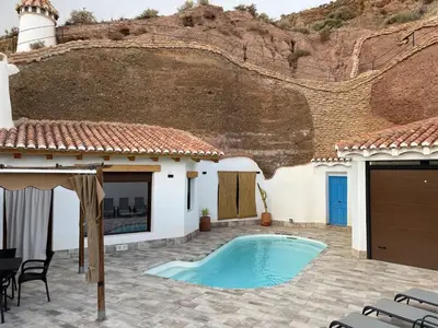 Piscina en o cerca de Cueva con vistas a Sierra Nevada en Alcudia de Guadix
