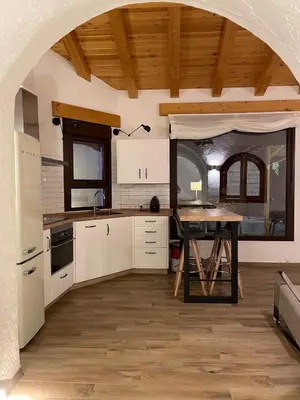 Una cocina o zona de cocina en Cueva con vistas a Sierra Nevada en Alcudia de Guadix