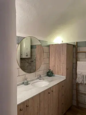 Un baño de Cueva con vistas a Sierra Nevada en Alcudia de Guadix