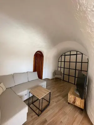 Zona de estar de Cueva con vistas a Sierra Nevada en Alcudia de Guadix