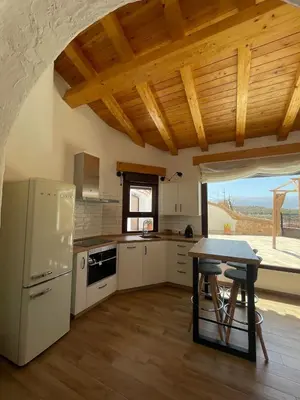 Una cocina o zona de cocina en Cueva con vistas a Sierra Nevada en Alcudia de Guadix