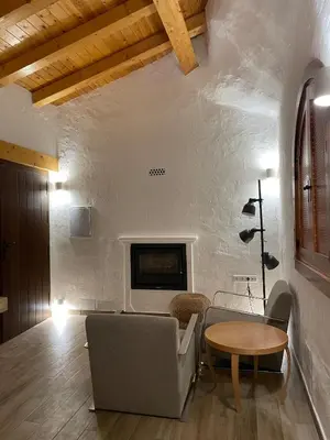 Zona de estar de Cueva con vistas a Sierra Nevada en Alcudia de Guadix