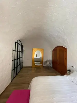 Cama o camas de una habitación en Cueva con vistas a Sierra Nevada en Alcudia de Guadix