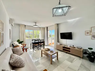 Una televisión o centro de entretenimiento en Apartment by Playa Serena & Golf Views