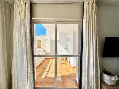 Una televisión o centro de entretenimiento en Apartment by Playa Serena & Golf Views