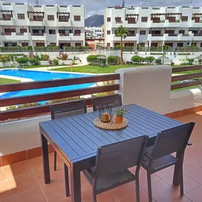 Apartamento moderno con piscina