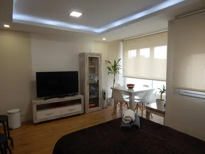 Una televisión o centro de entretenimiento en Ciudad y Mar - Piso luminoso y céntrico