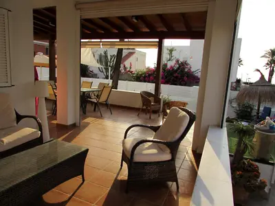 Zona de estar de VIILA ROMPEOLAS JUNTO al MAR con PISCINA PRIVADA