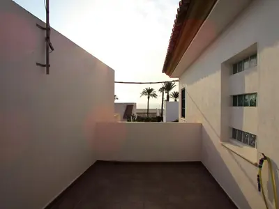 Un balcón o terraza de VIILA ROMPEOLAS JUNTO al MAR con PISCINA PRIVADA