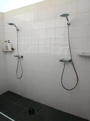 Un baño de VIILA ROMPEOLAS JUNTO al MAR con PISCINA PRIVADA