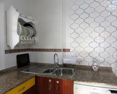 Una cocina o zona de cocina en VIILA ROMPEOLAS JUNTO al MAR con PISCINA PRIVADA